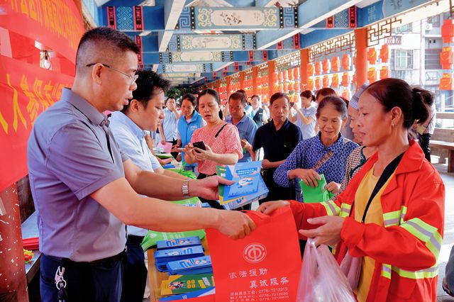图为活动现场（陈娟 摄）_副本.jpg