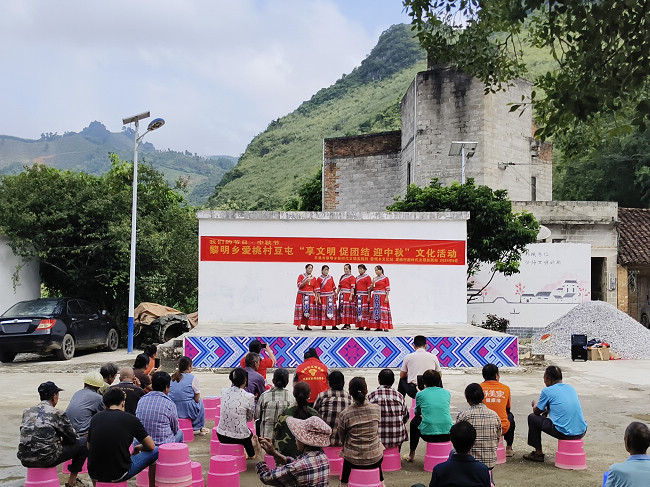 图为黎明乡本土文艺队伍进行嘹歌演出.jpg 图为黎明乡本土文艺队伍进行嘹歌演出.jpg