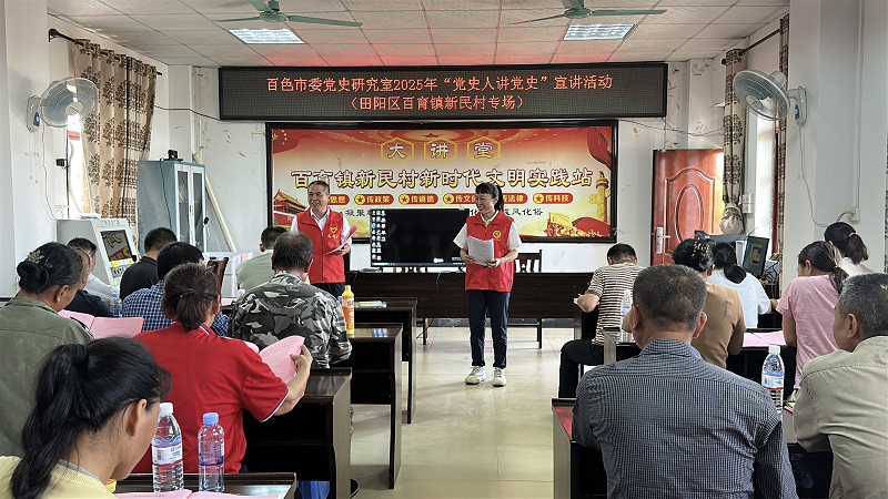 宣讲员正声情并茂地向在场群众开展党史宣讲.jpg